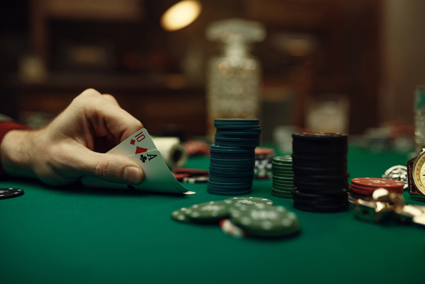 jogador com cartas na mão a jogar Blackjack Espanho