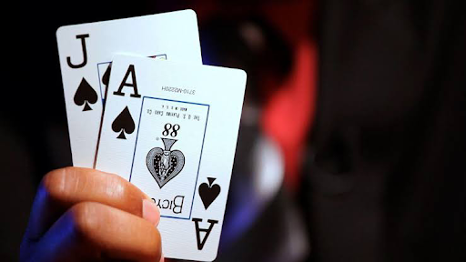Multihand Blackjack cartas J e A
